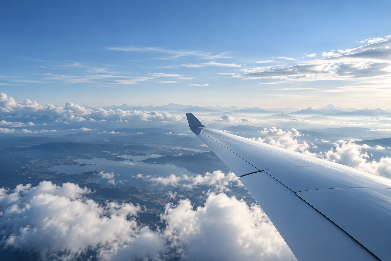 KI-Symbolbild: Flugzeugflügel über einer Wolkenlandschaft